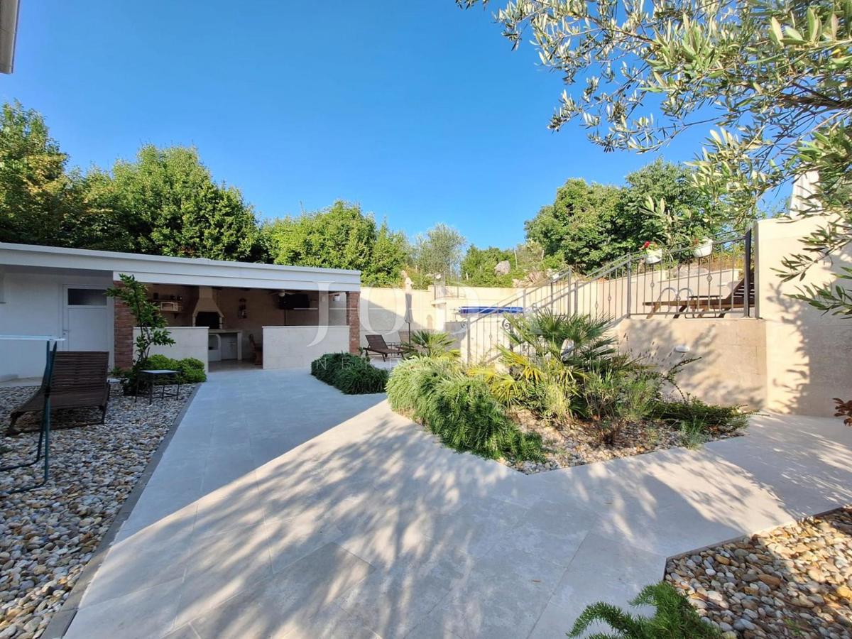Casa con Piscina in una Zona Tranquilla