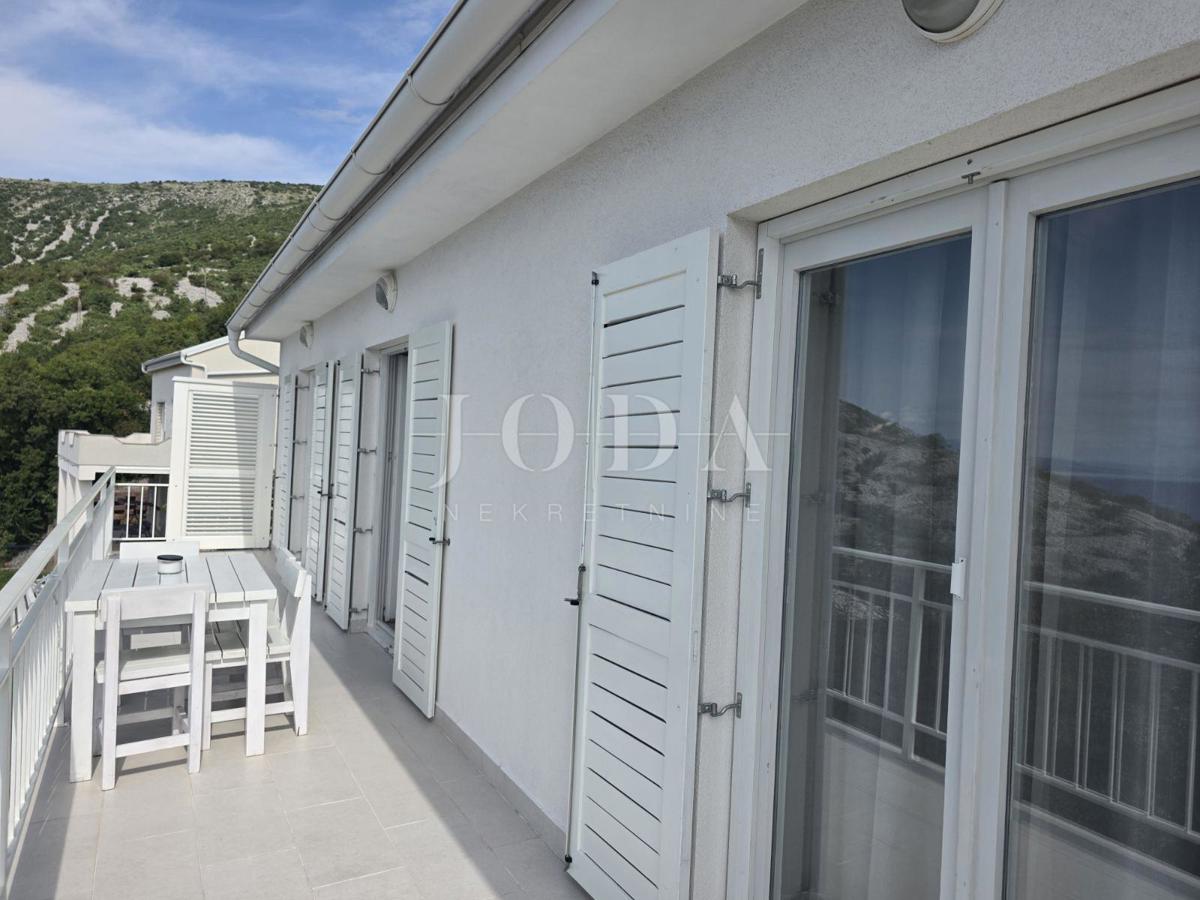 Senj, casa con due appartamenti e una splendida vista mare