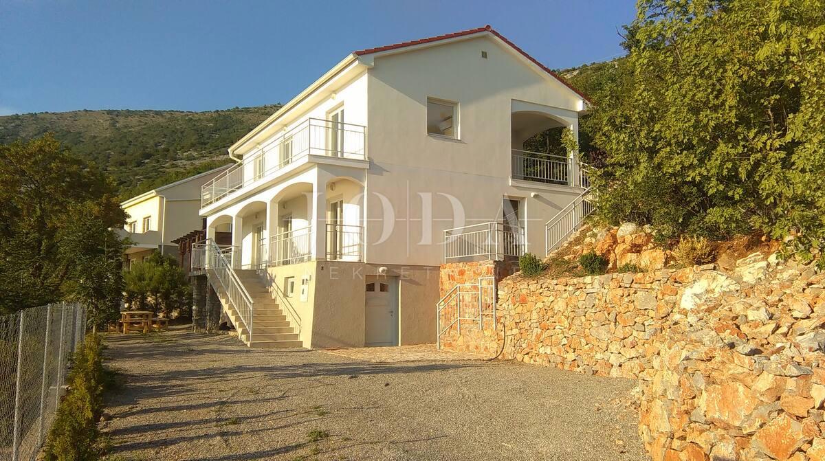 Senj, casa con due appartamenti e una splendida vista mare