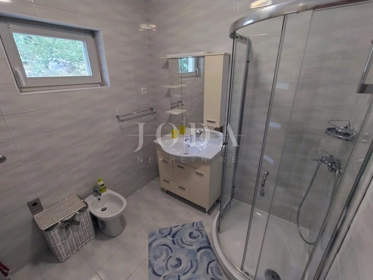 Senj, casa con due appartamenti e una splendida vista mare