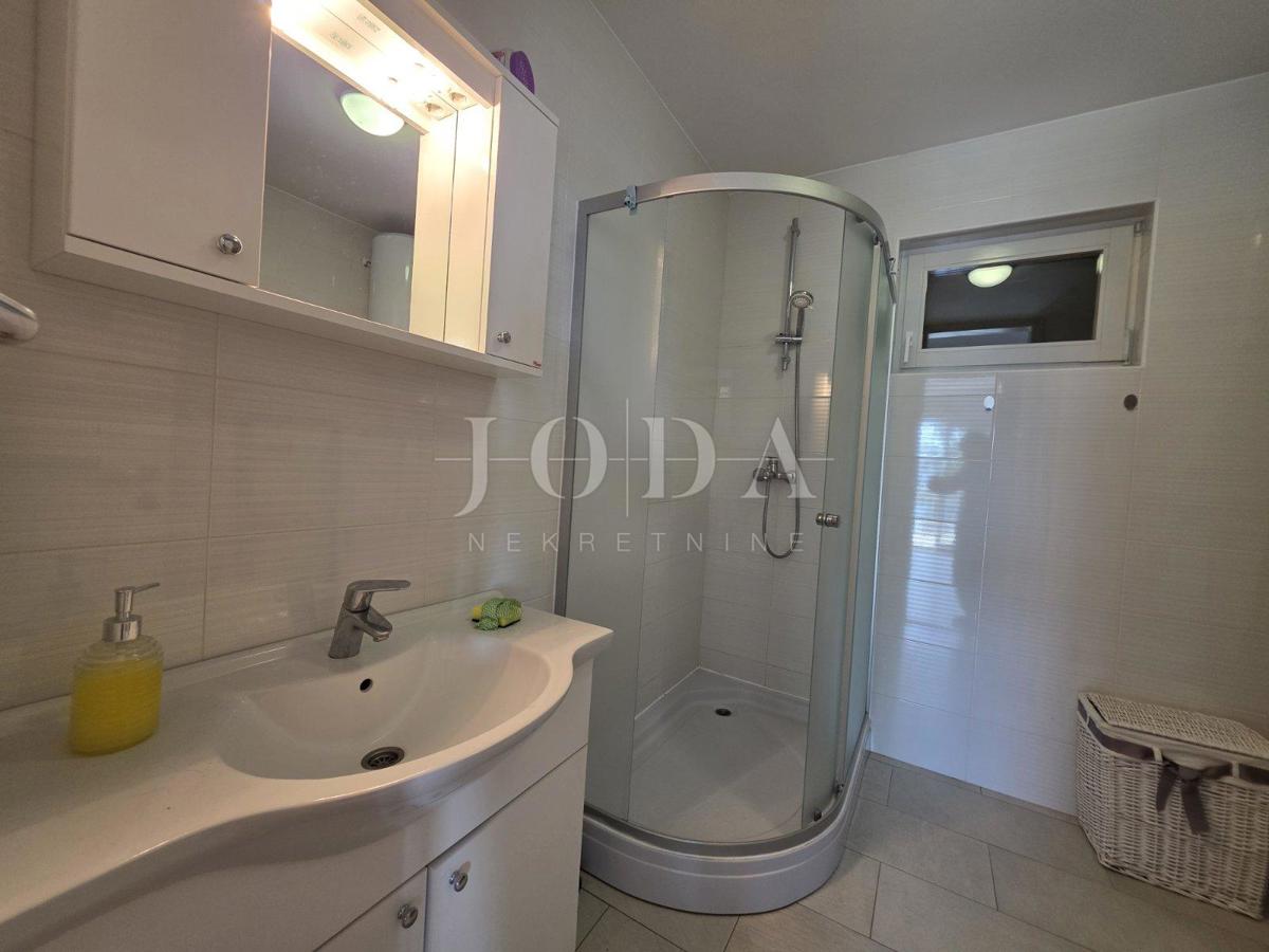 Senj, casa con due appartamenti e una splendida vista mare