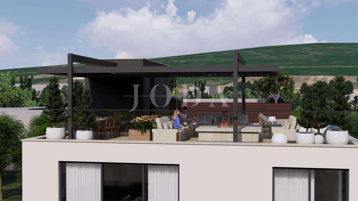 Appartamento di cinque stanze con loggia e terrazza sul tetto