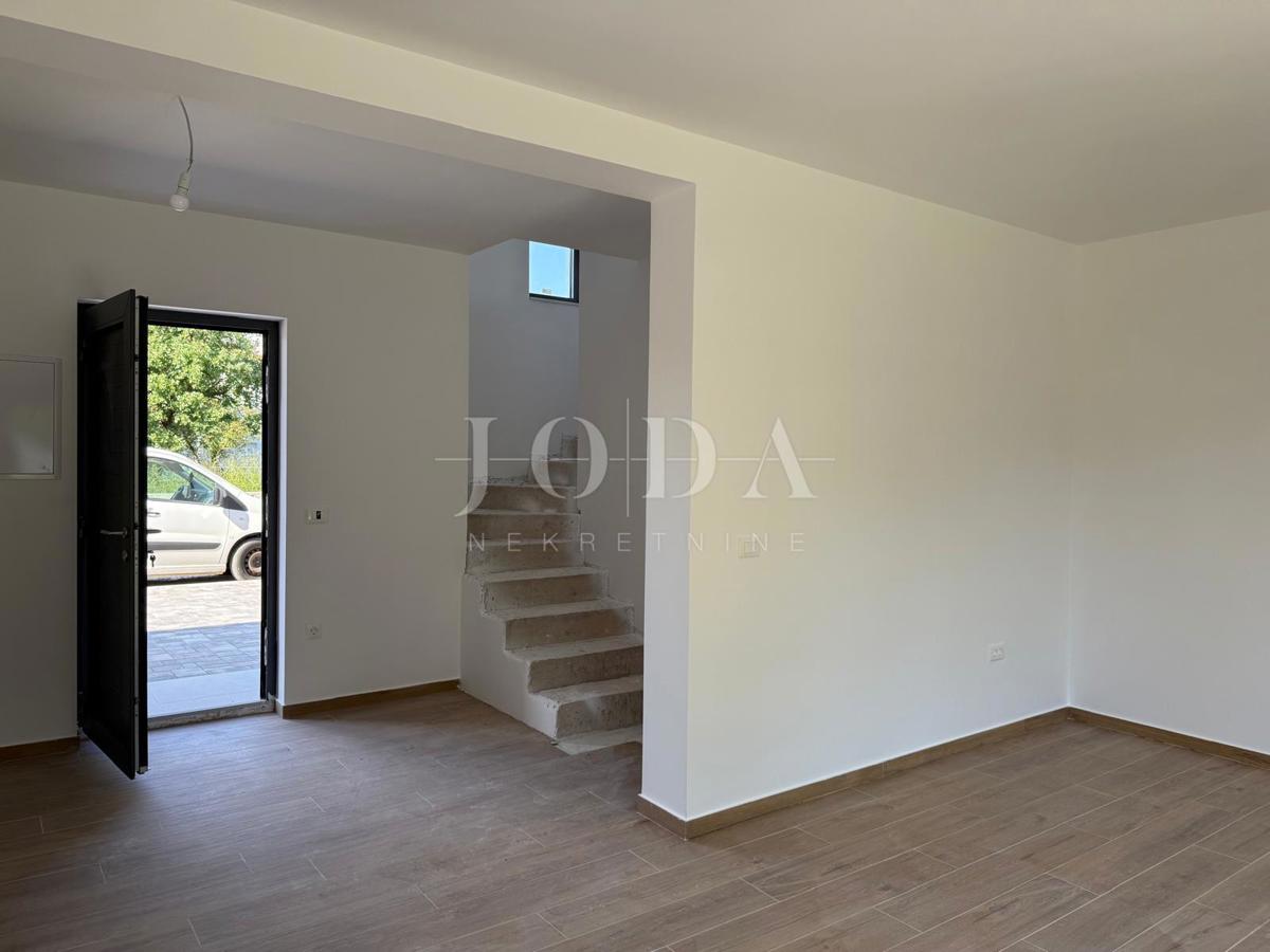 Jadranovo: case di nuova costruzione in fila