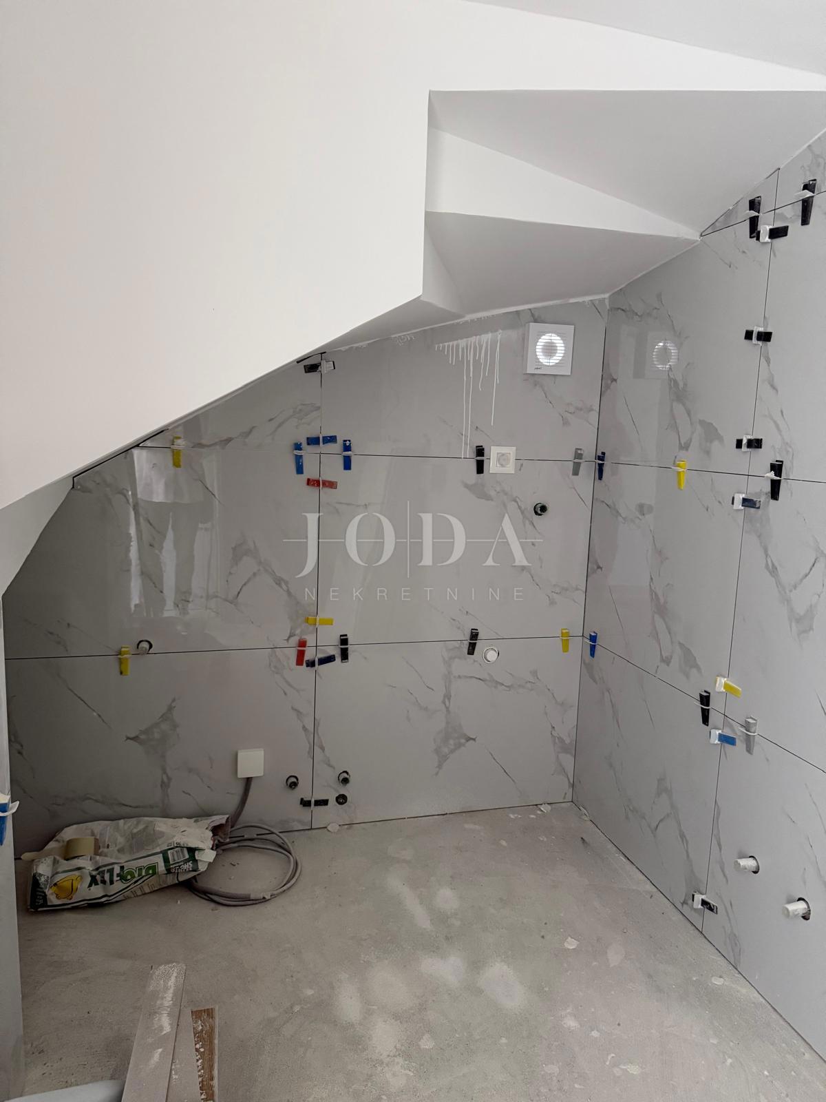 Jadranovo: case di nuova costruzione in fila