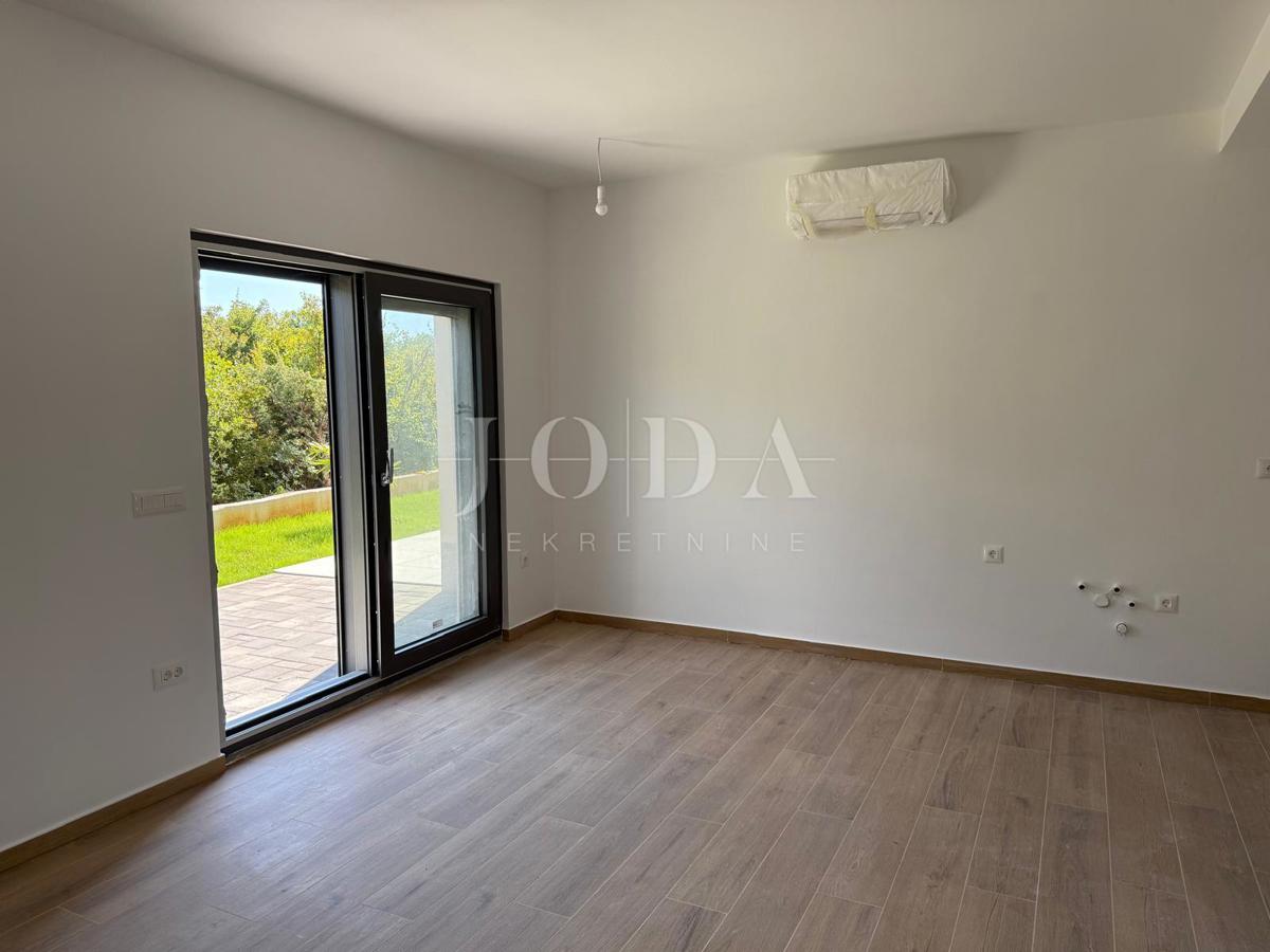 Jadranovo: case di nuova costruzione in fila