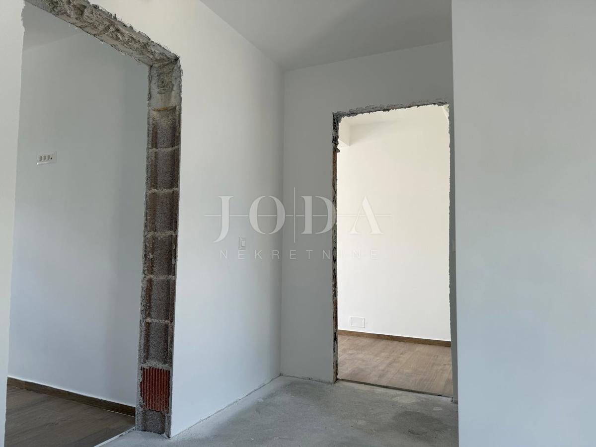 Jadranovo: case di nuova costruzione in fila