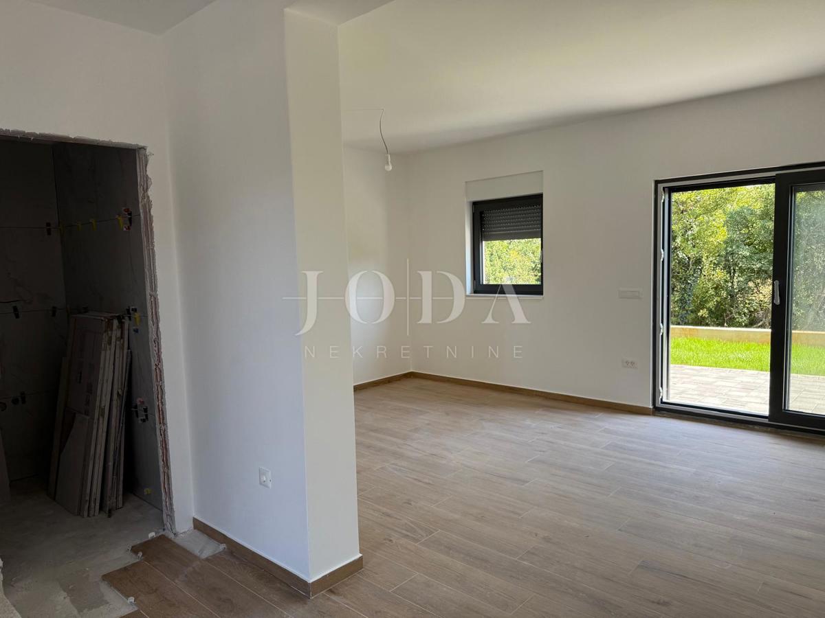 Jadranovo: case di nuova costruzione in fila