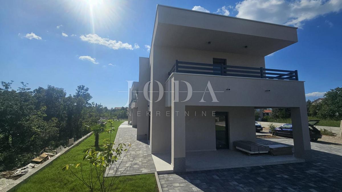 Jadranovo: case di nuova costruzione in fila