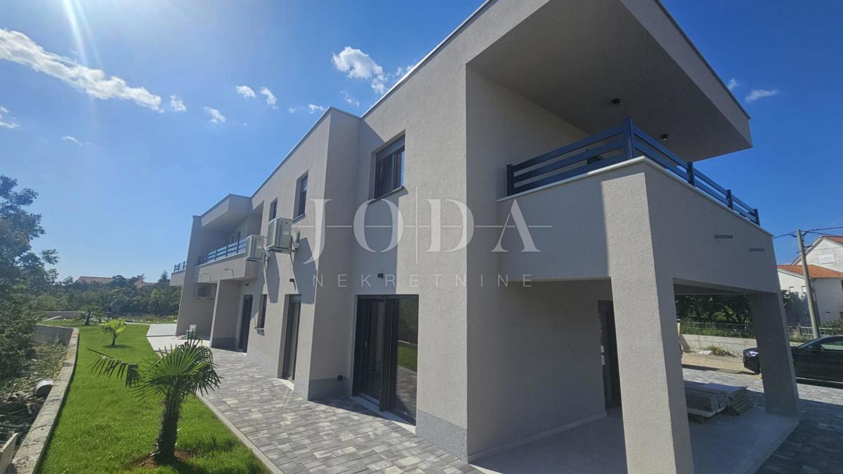 Jadranovo: case di nuova costruzione in fila