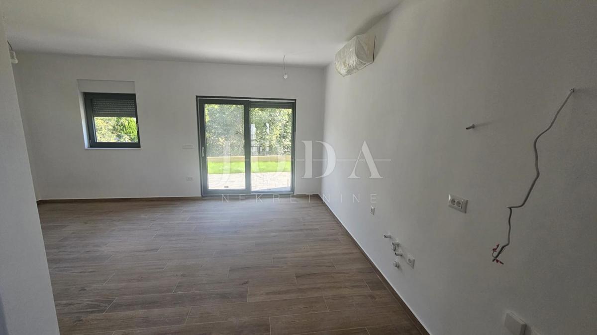 Jadranovo: case di nuova costruzione in fila