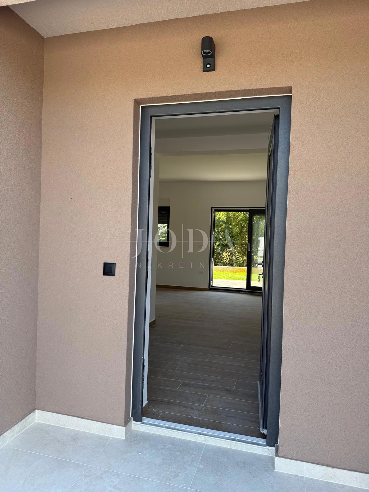 Jadranovo: case di nuova costruzione in fila