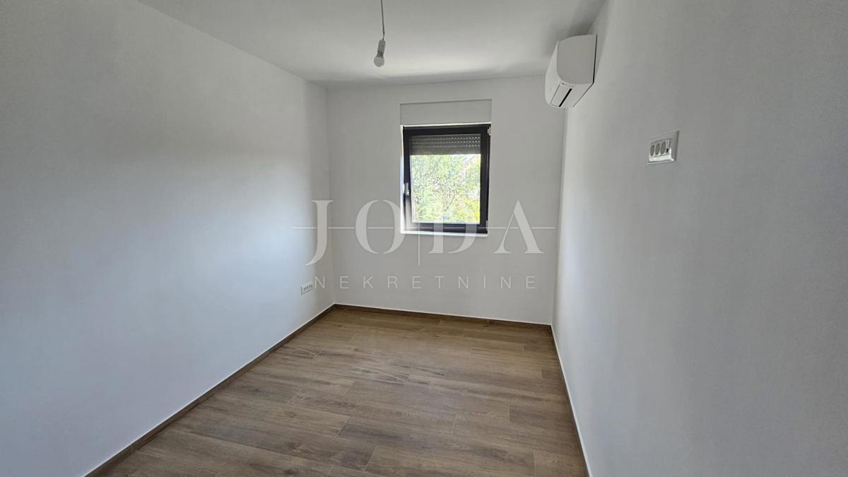 Jadranovo: case di nuova costruzione in fila