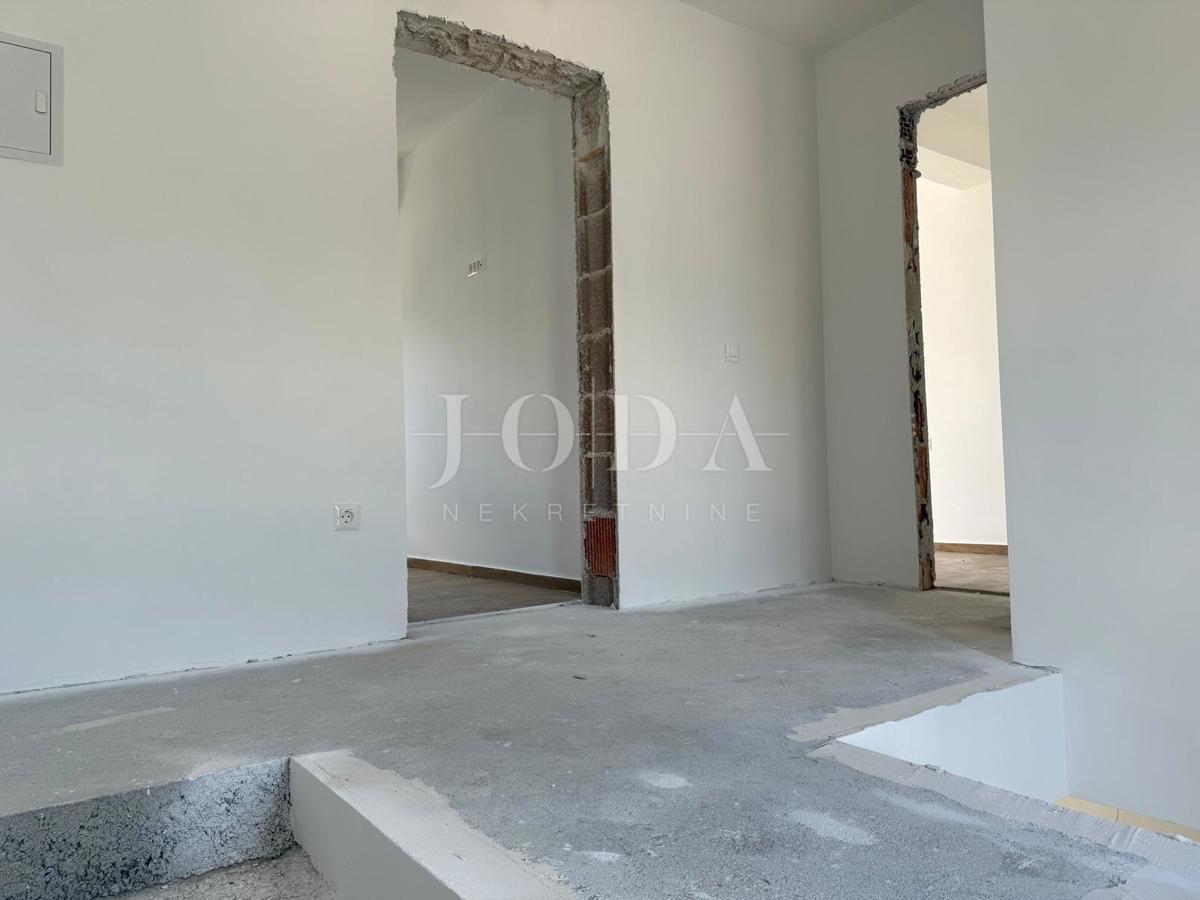 Jadranovo: case di nuova costruzione in fila