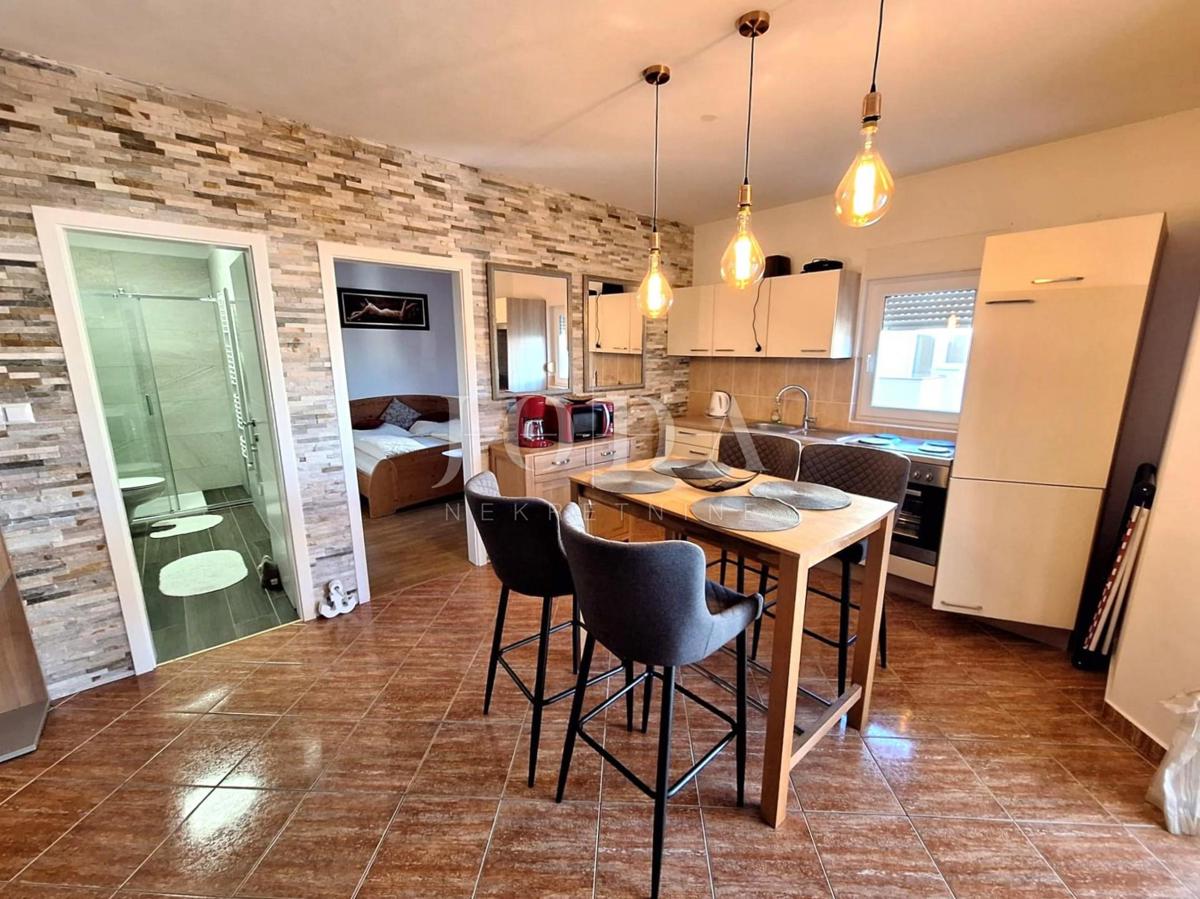 Malinska – due appartamenti con giardino e parcheggio