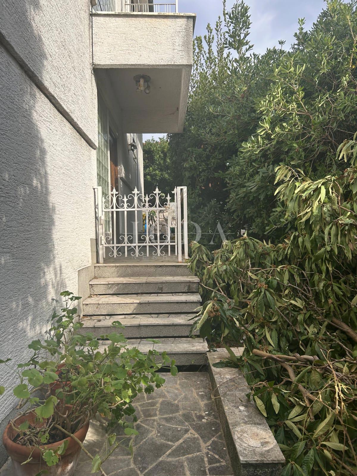 Casa d’investimento con 5 unità e vista mare aperta – Crikvenica, a 300 m dal mare