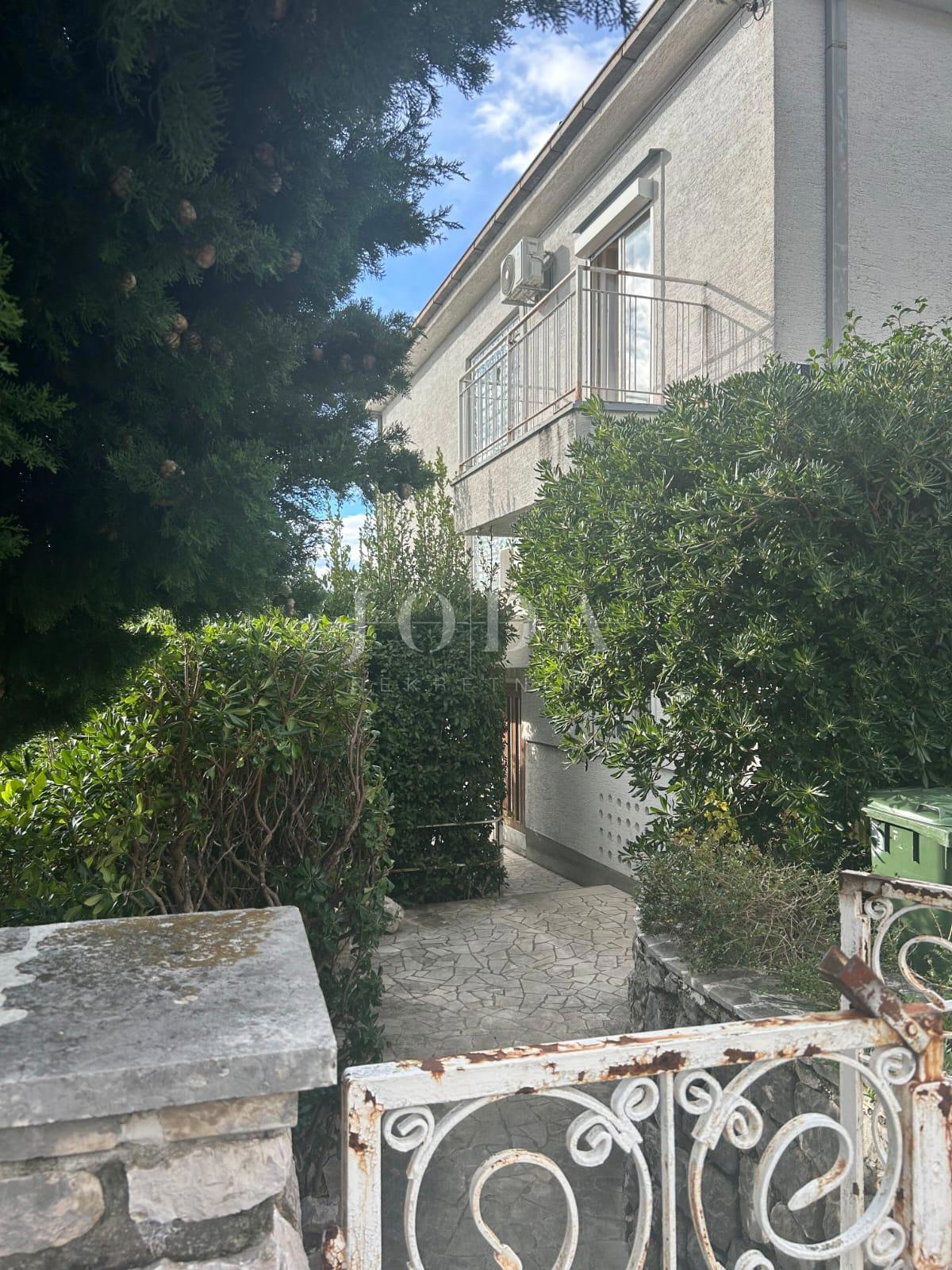 Casa d’investimento con 5 unità e vista mare aperta – Crikvenica, a 300 m dal mare