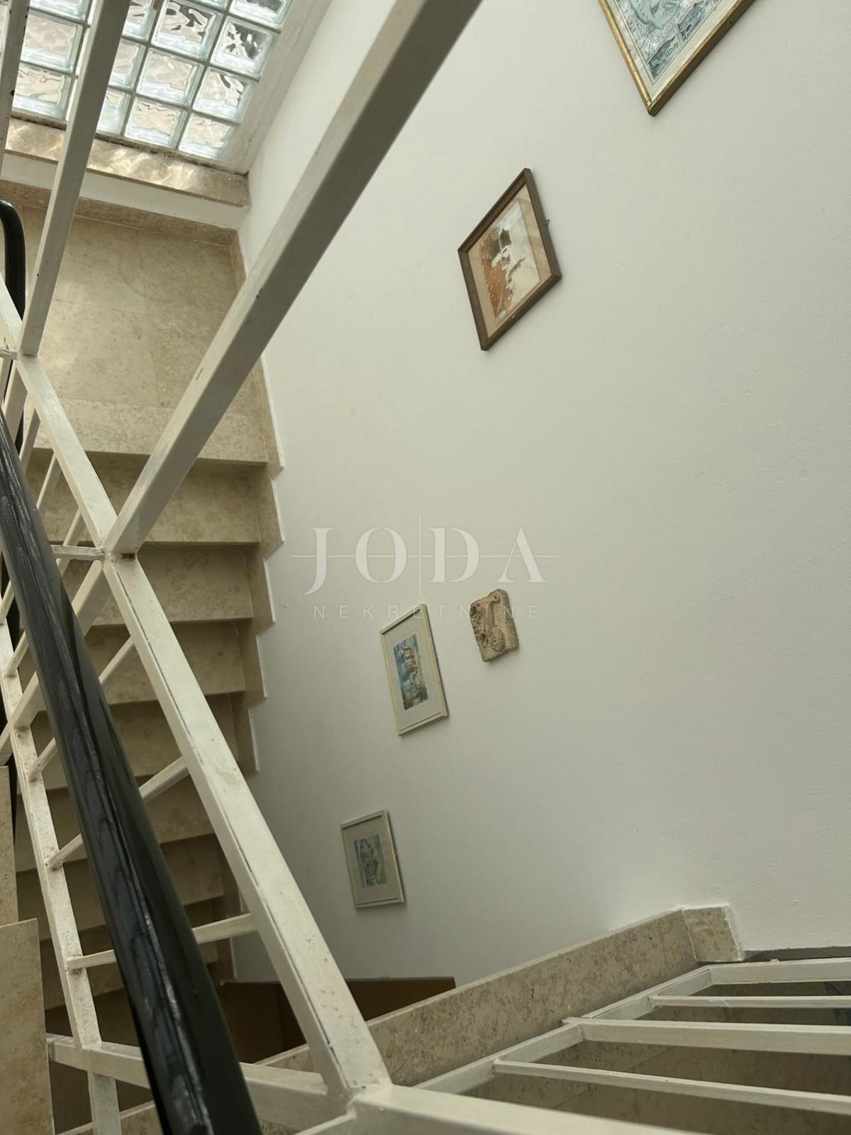 Casa d’investimento con 5 unità e vista mare aperta – Crikvenica, a 300 m dal mare