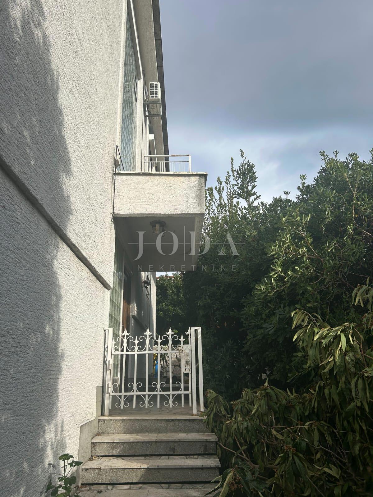 Casa d’investimento con 5 unità e vista mare aperta – Crikvenica, a 300 m dal mare