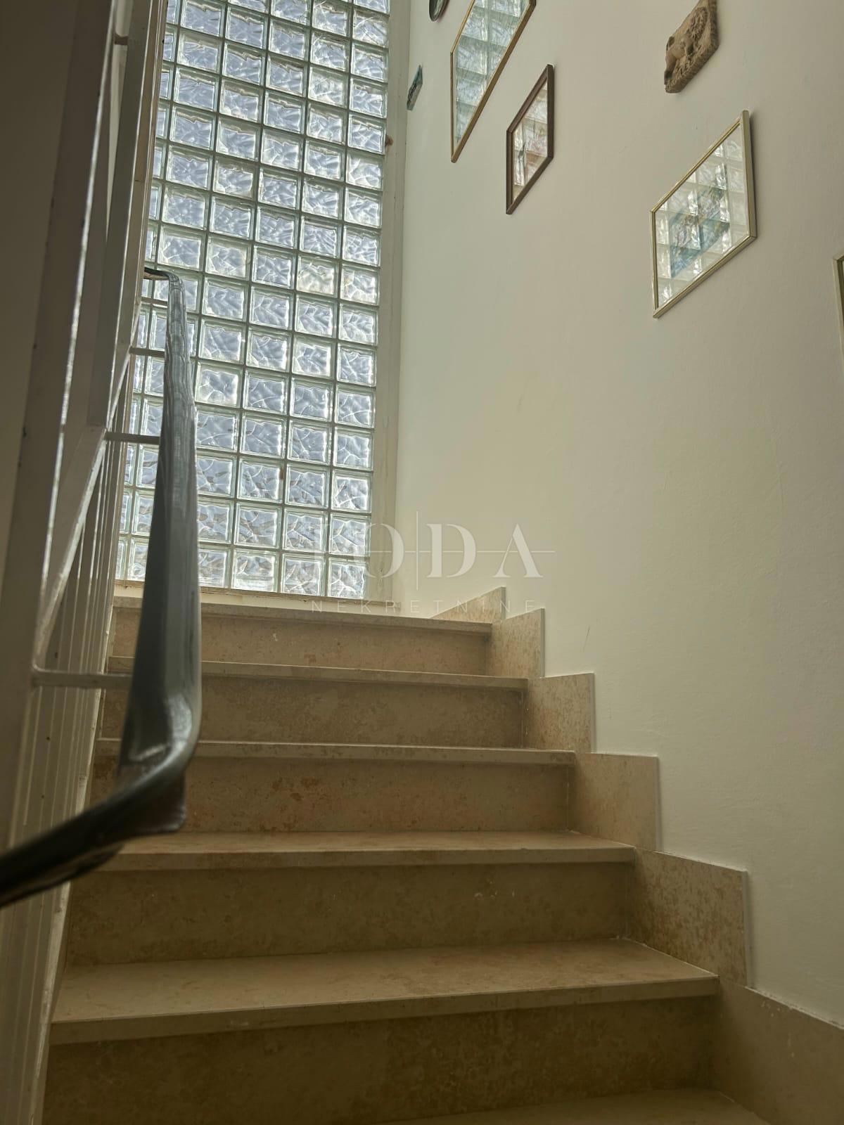 Casa d’investimento con 5 unità e vista mare aperta – Crikvenica, a 300 m dal mare