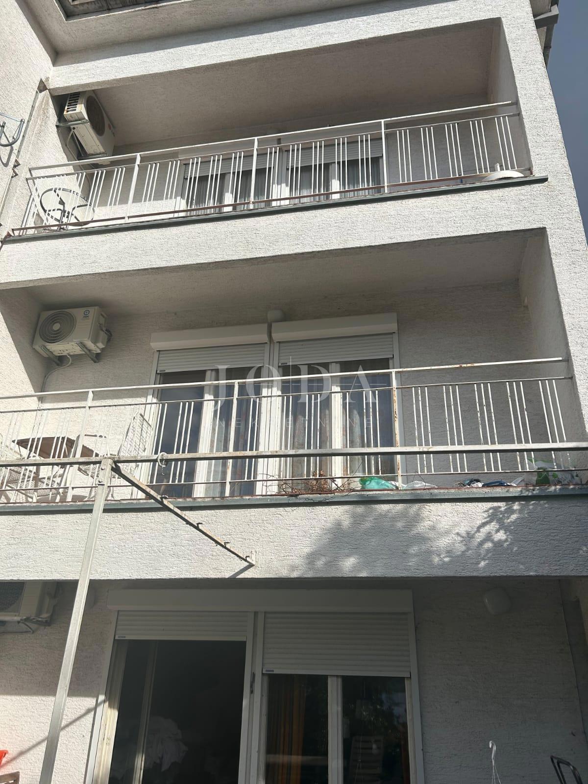 Casa d’investimento con 5 unità e vista mare aperta – Crikvenica, a 300 m dal mare