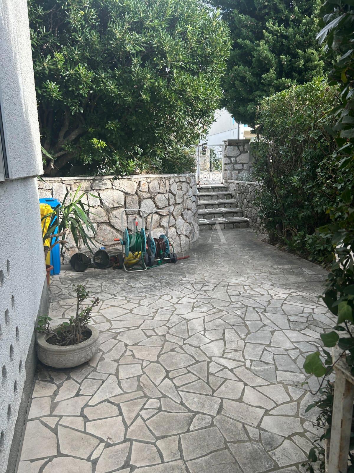 Casa d’investimento con 5 unità e vista mare aperta – Crikvenica, a 300 m dal mare