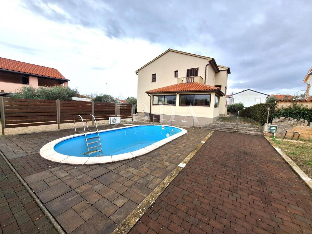 Casa con giardino e piscina in ottima posizione, Krk