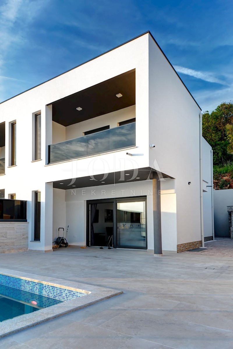 Dramalj casa moderna con piscina e vista panoramica sul mare