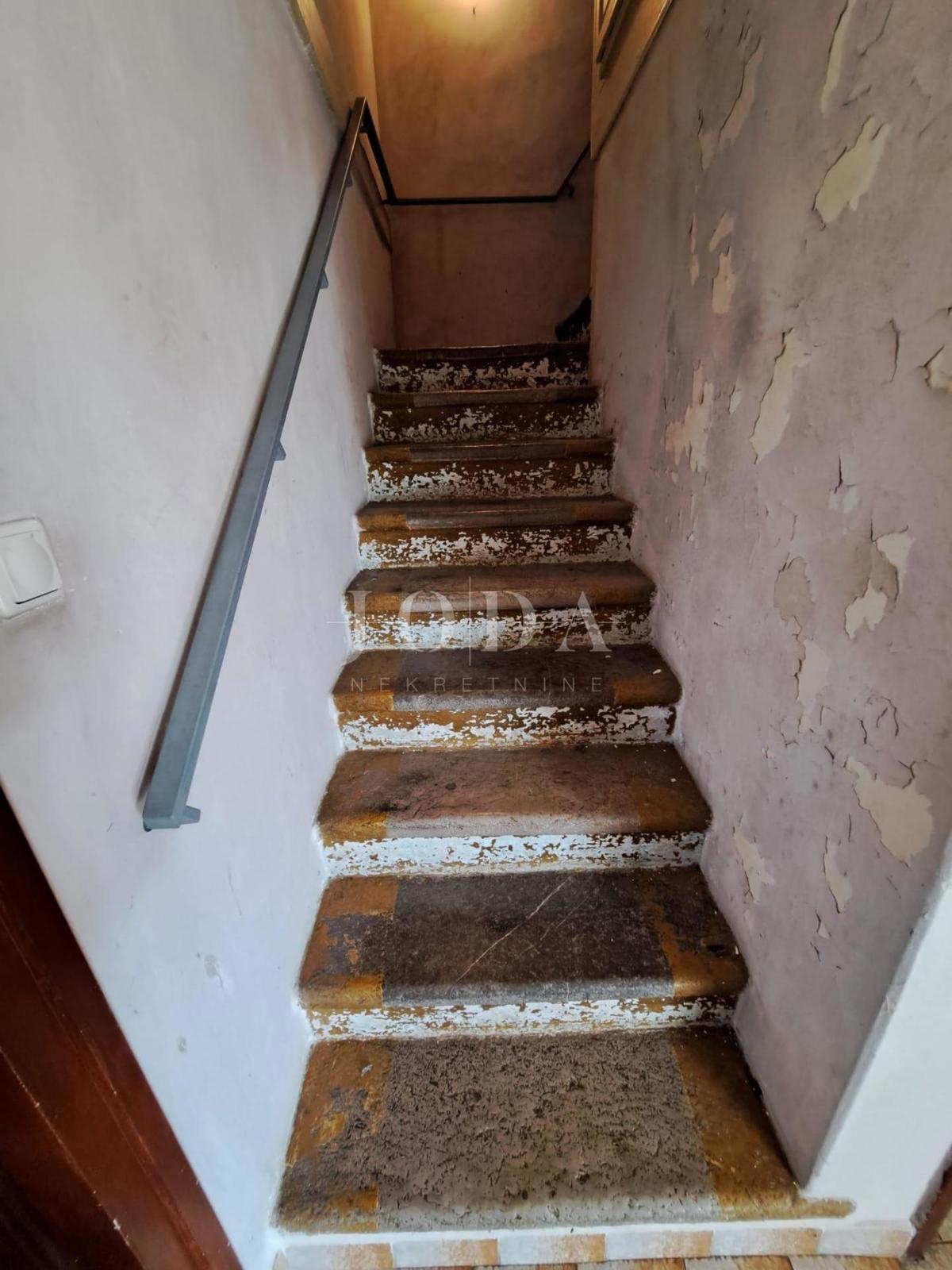 Old stone house for renovation, near Malinska