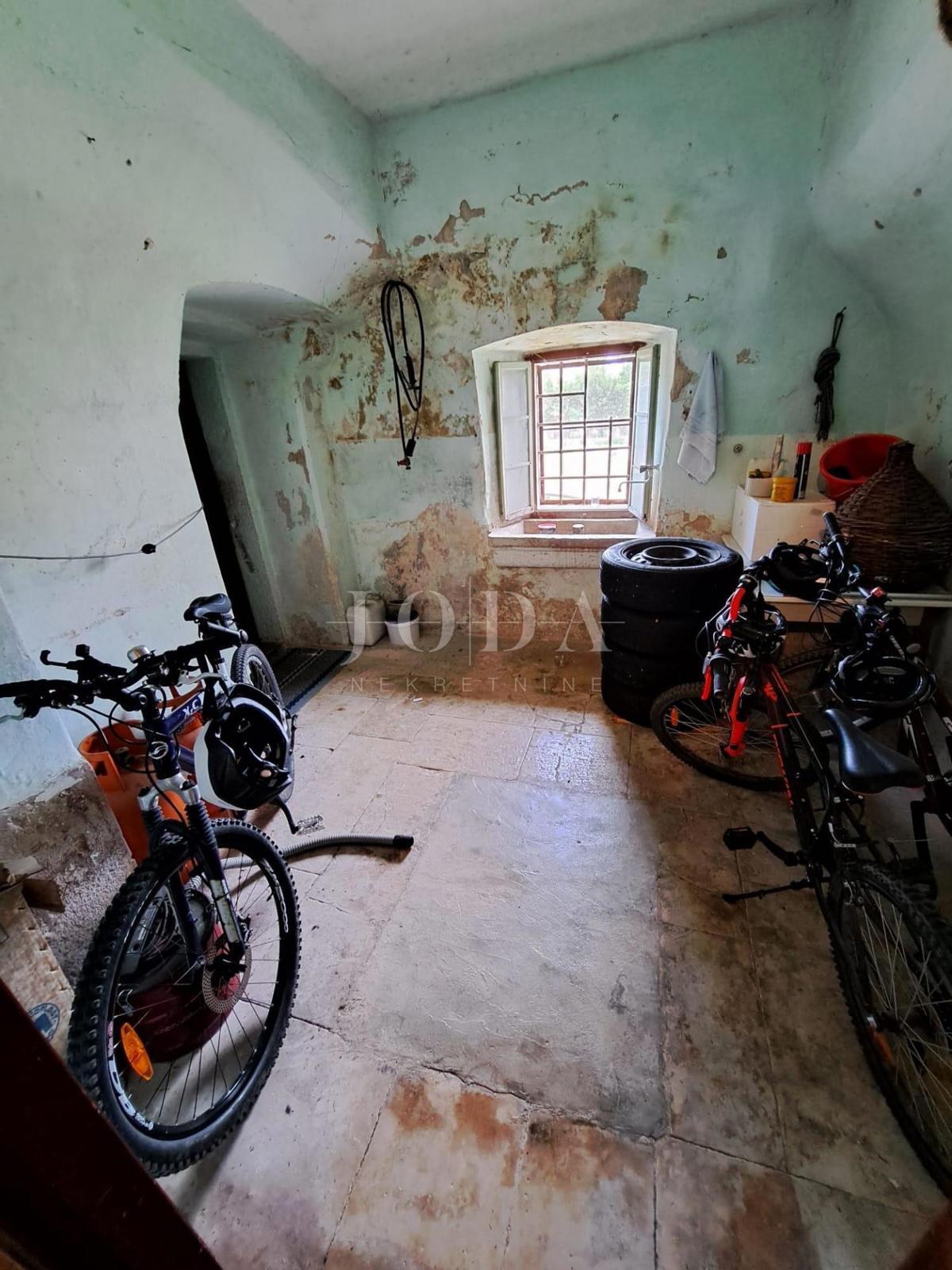 Old stone house for renovation, near Malinska