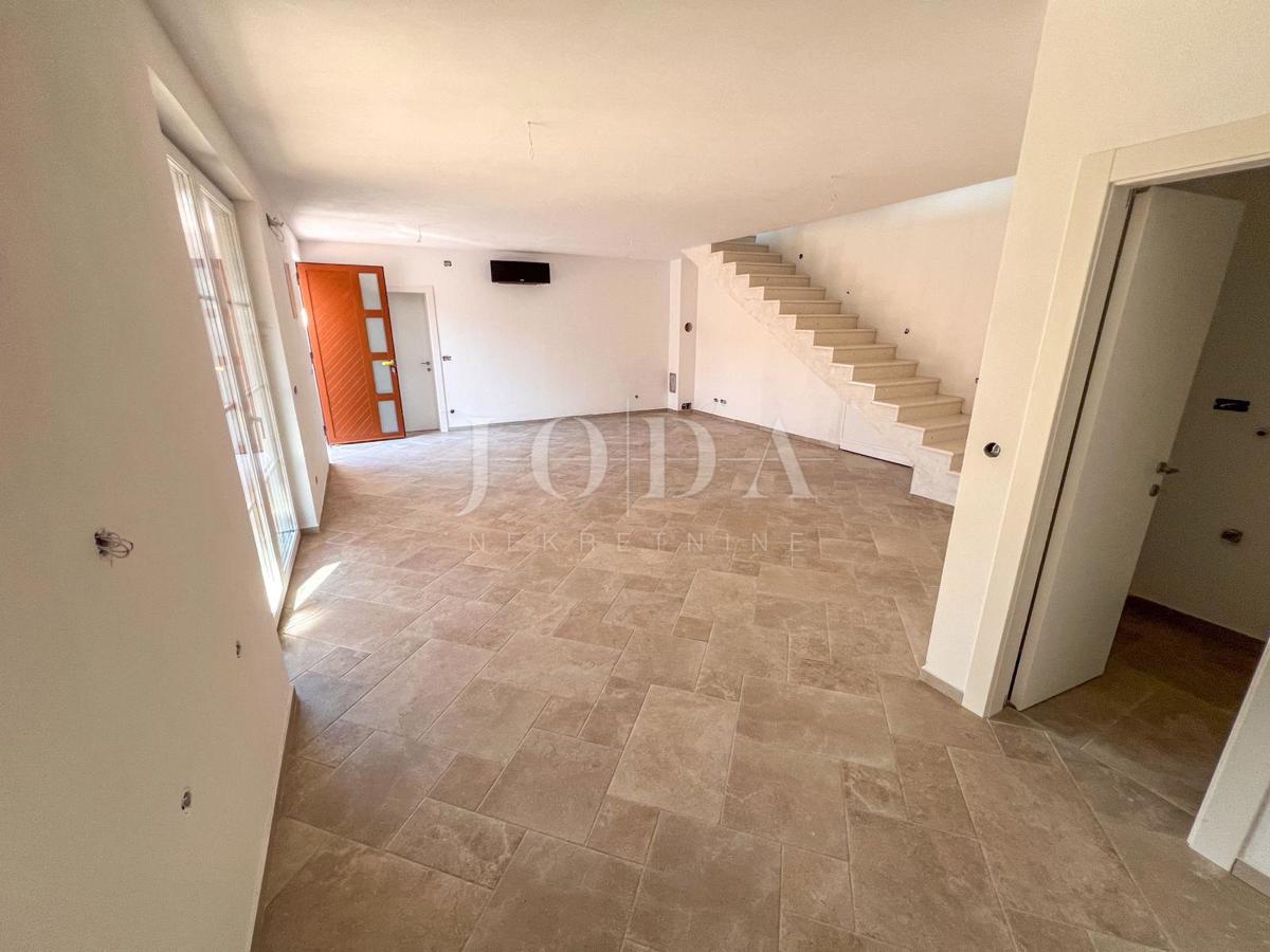 Casa di nuova costruzione a Crikvenica con piscina