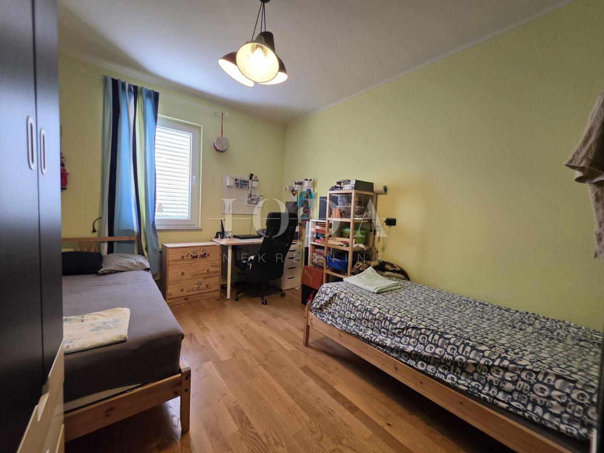 Crikvenica, appartamento con giardino e posto auto