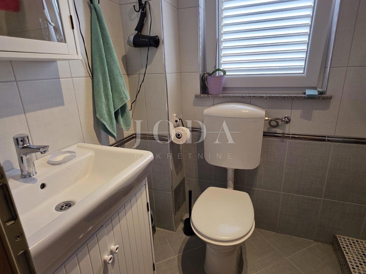 Crikvenica, appartamento con giardino e posto auto