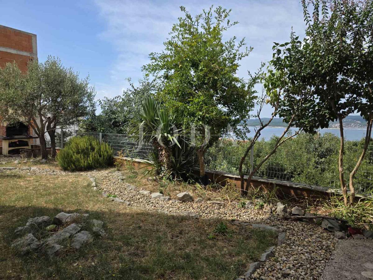 Crikvenica, appartamento con giardino e posto auto