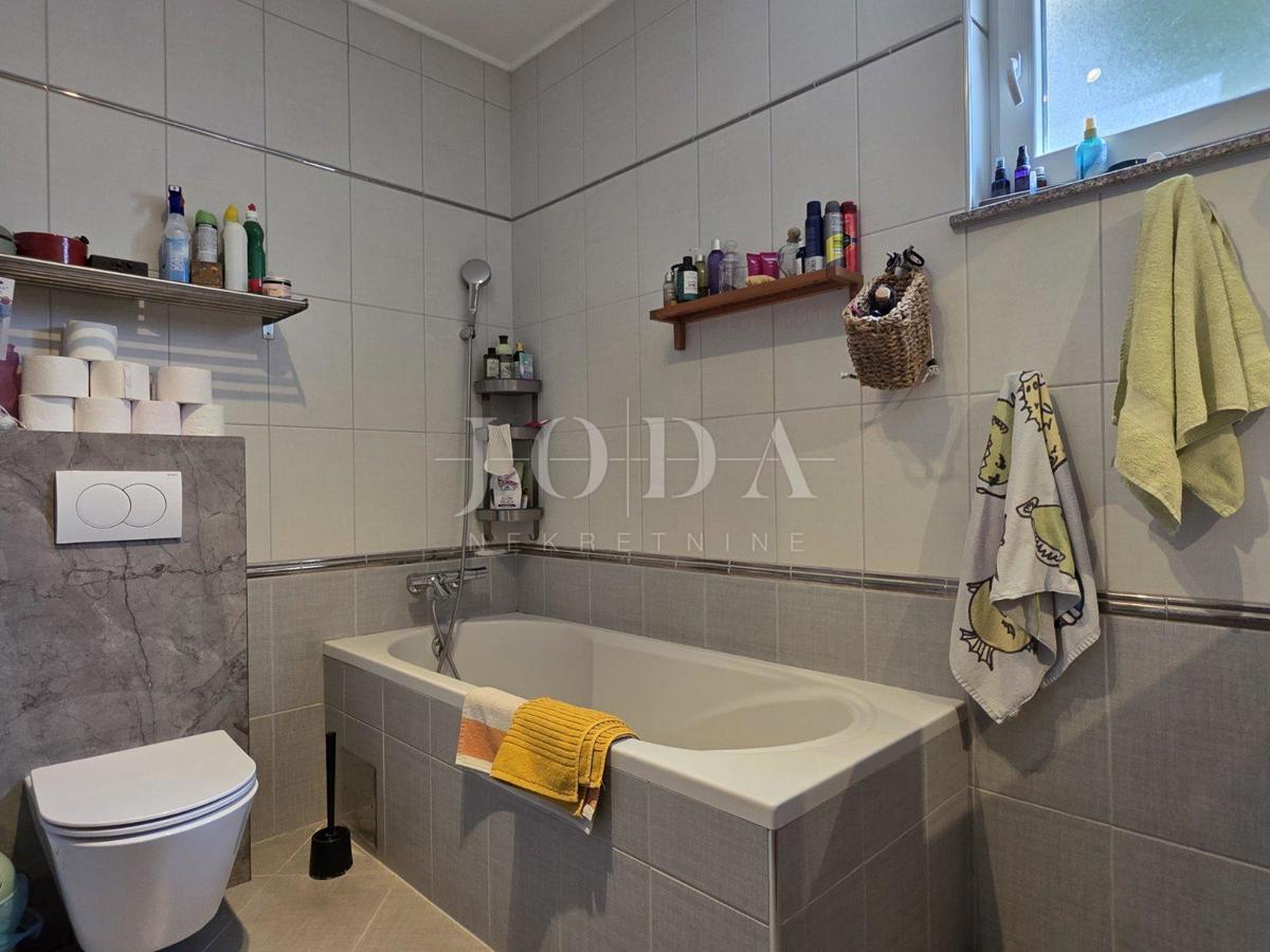 Crikvenica, appartamento con giardino e posto auto