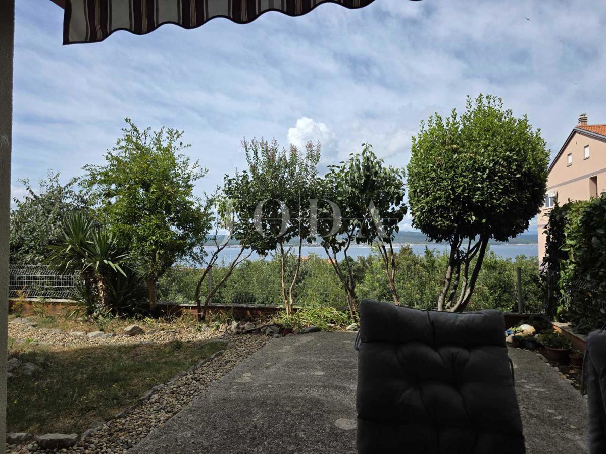 Crikvenica, appartamento con giardino e posto auto