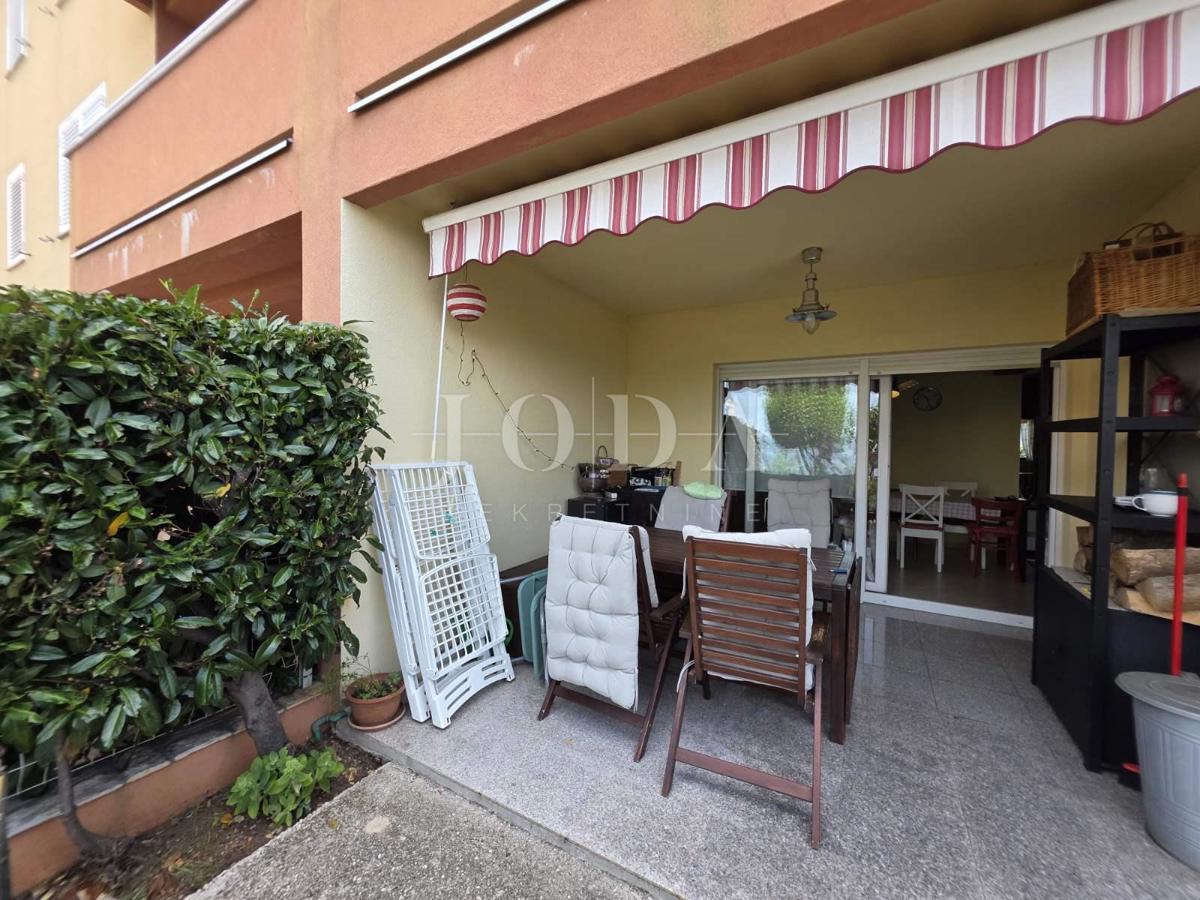 Crikvenica, appartamento con giardino e posto auto