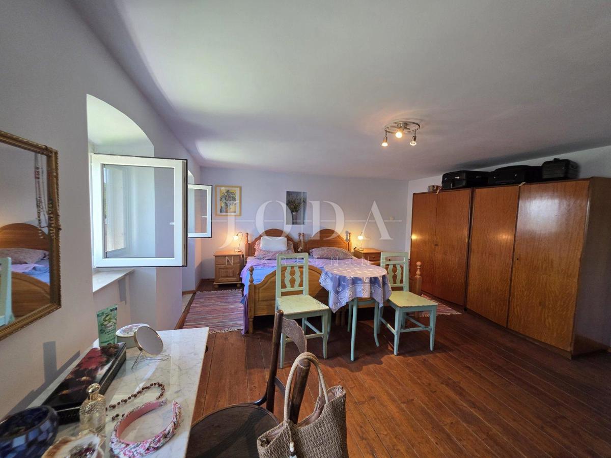 Crikvenica – Casa ristrutturata con vista mare nell’entroterra tranquillo