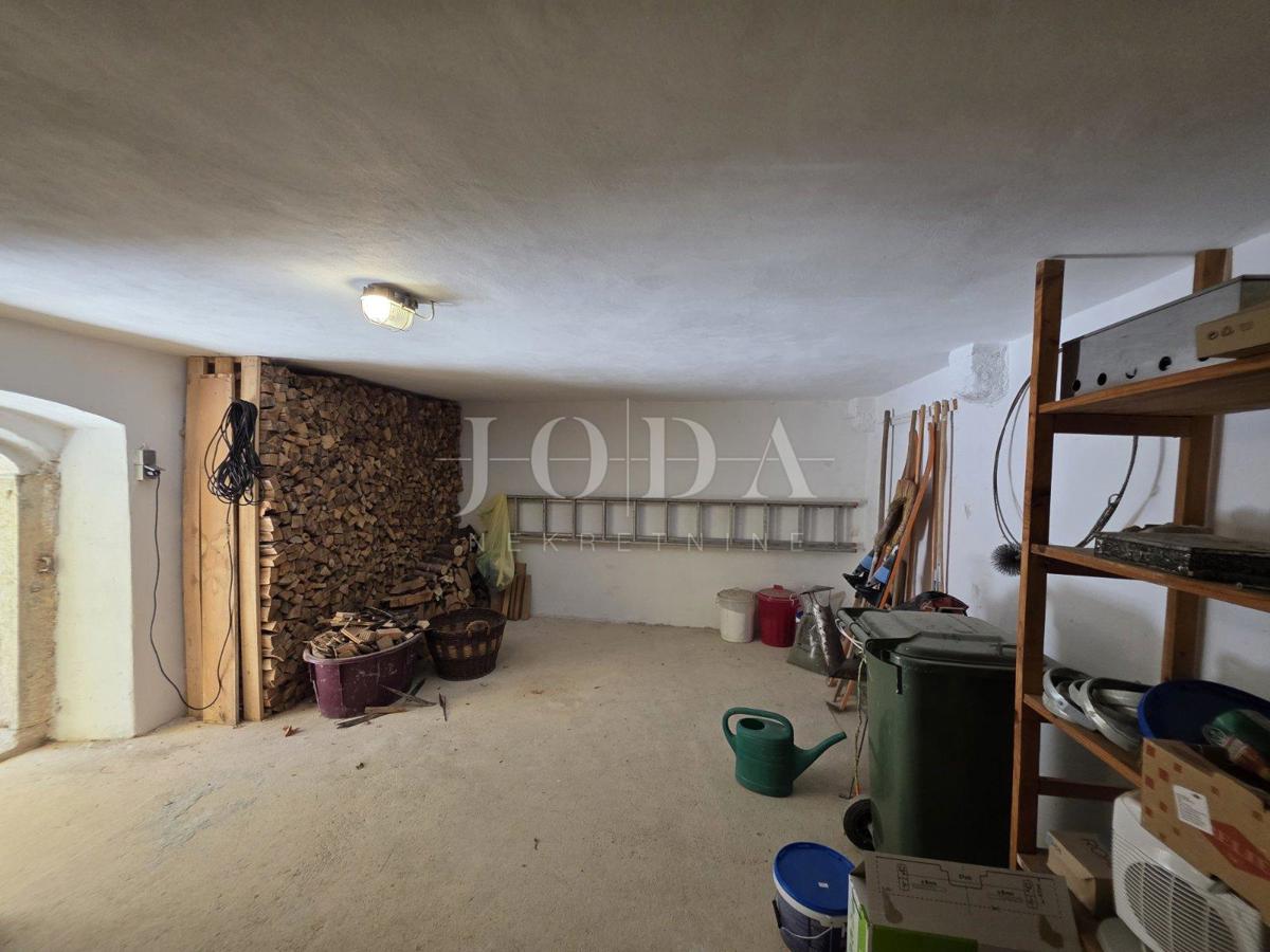 Crikvenica – Casa ristrutturata con vista mare nell’entroterra tranquillo