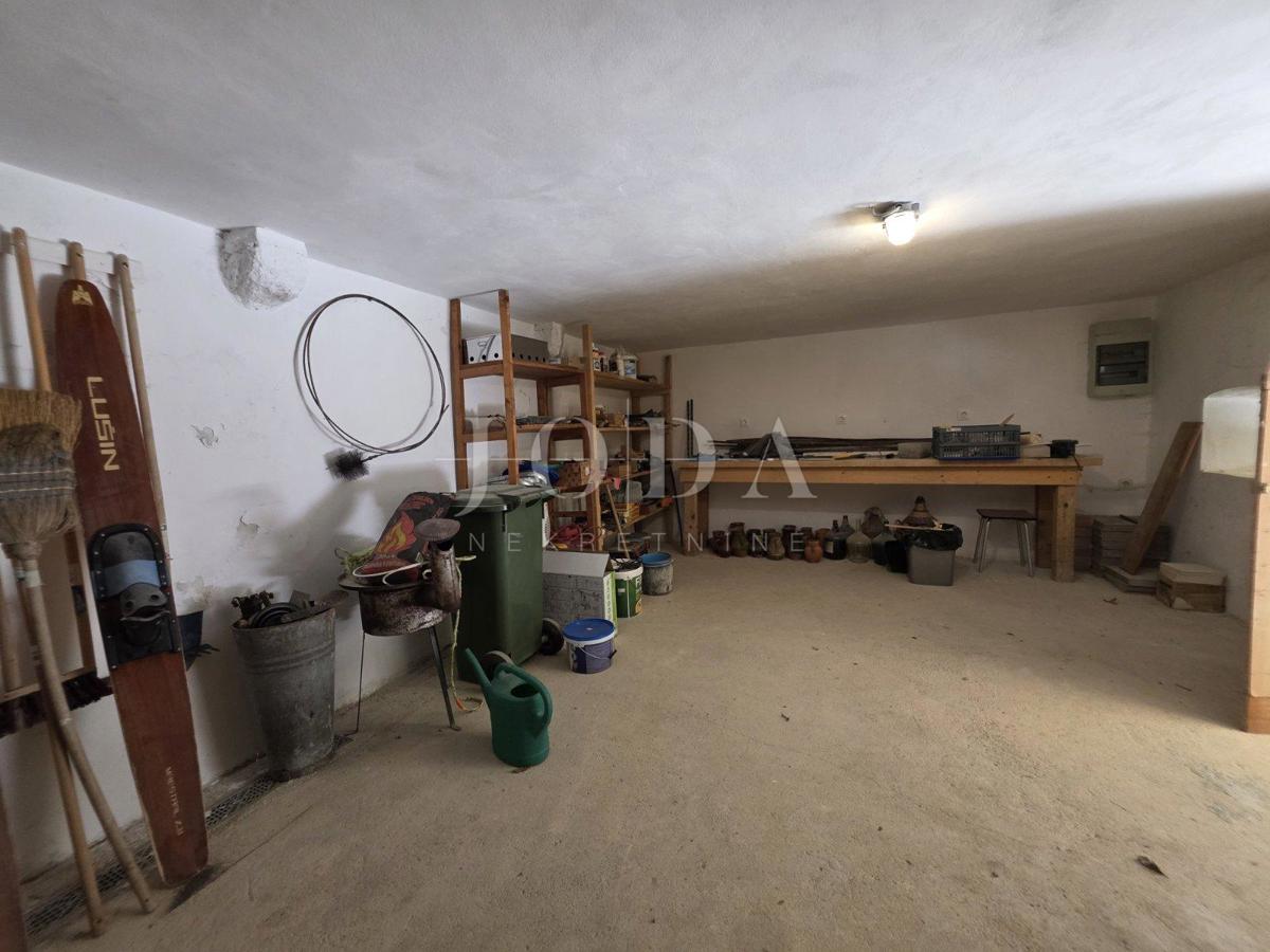 Crikvenica – Casa ristrutturata con vista mare nell’entroterra tranquillo