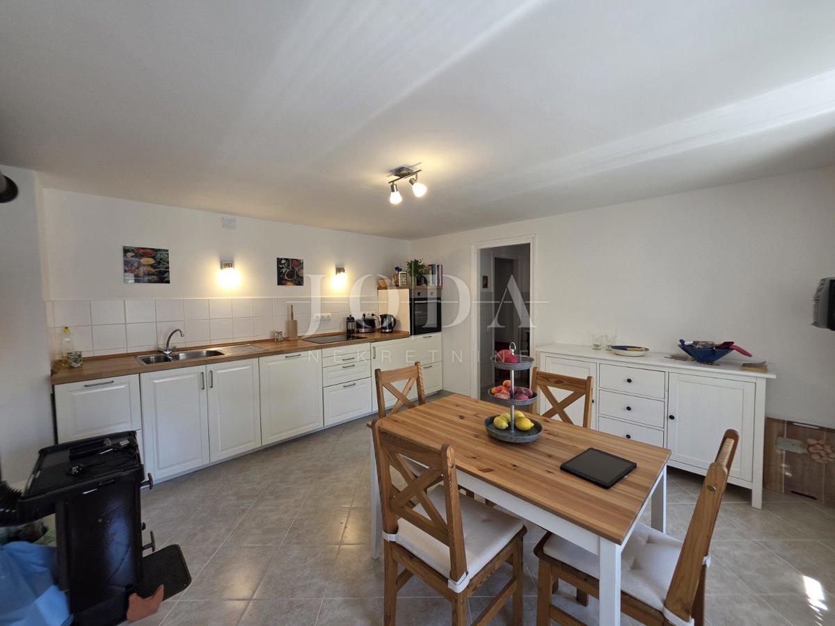 Crikvenica – Casa ristrutturata con vista mare nell’entroterra tranquillo