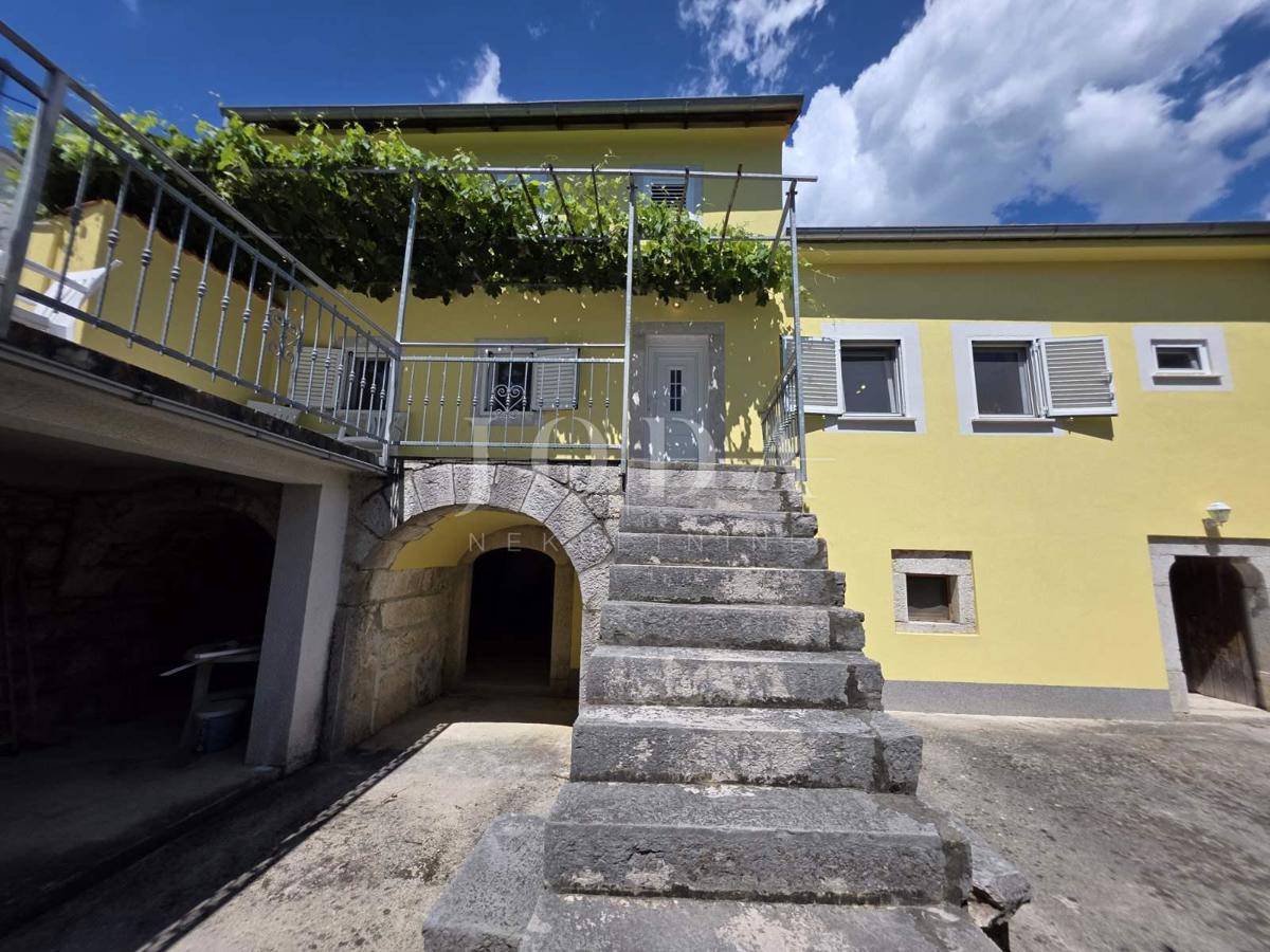 Crikvenica – Casa ristrutturata con vista mare nell’entroterra tranquillo