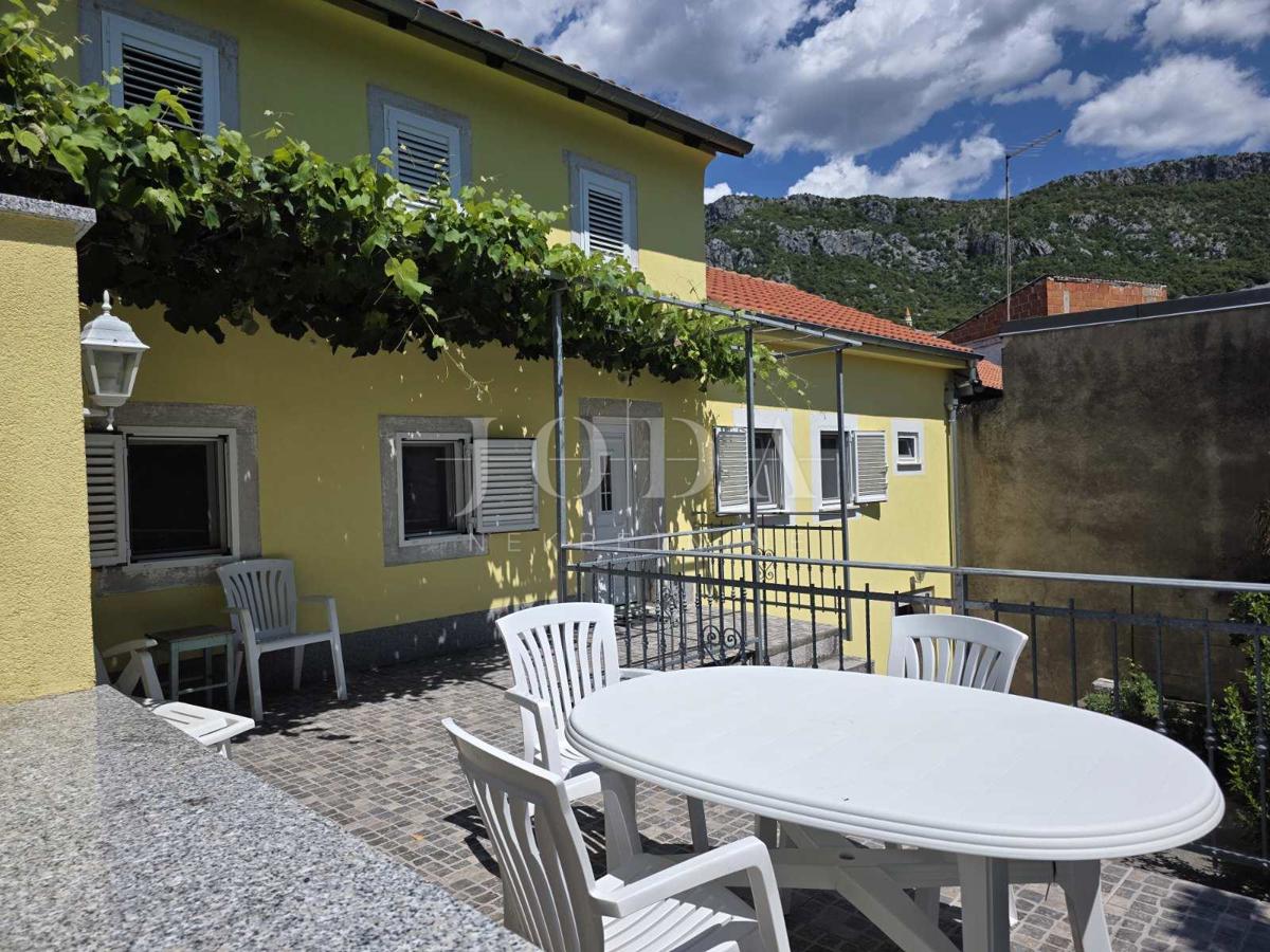 Crikvenica – Casa ristrutturata con vista mare nell’entroterra tranquillo