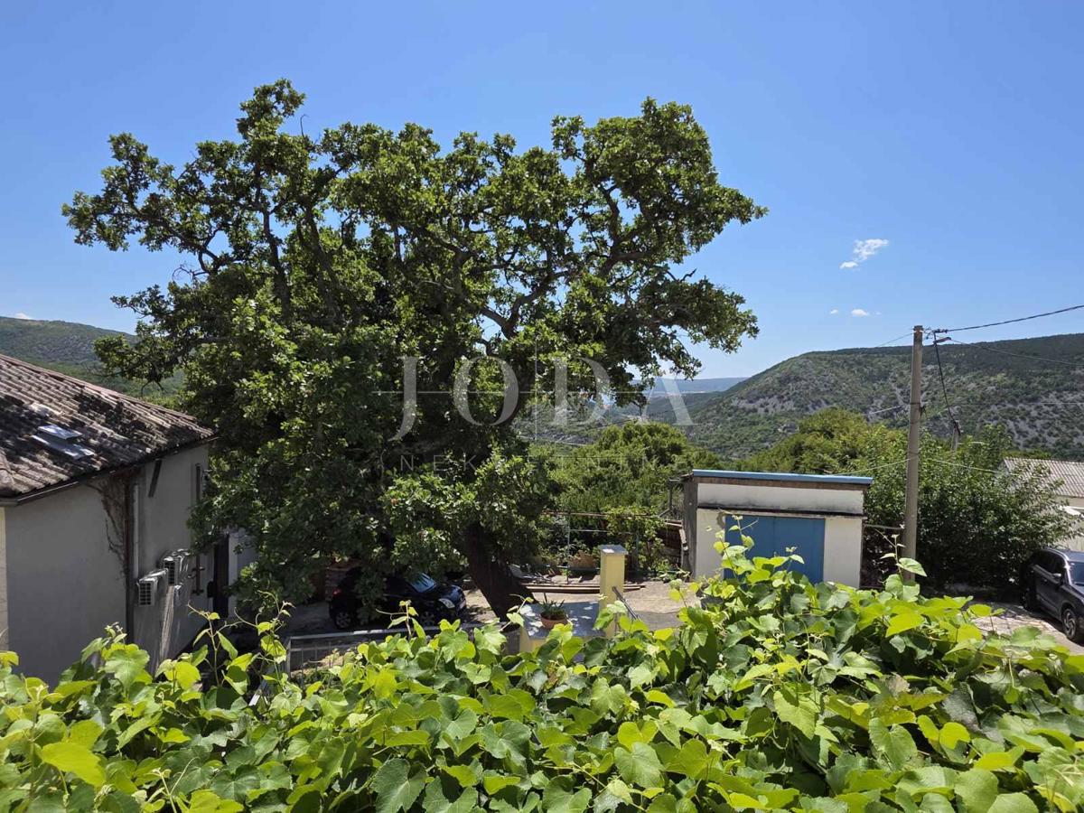 Crikvenica – Casa ristrutturata con vista mare nell’entroterra tranquillo