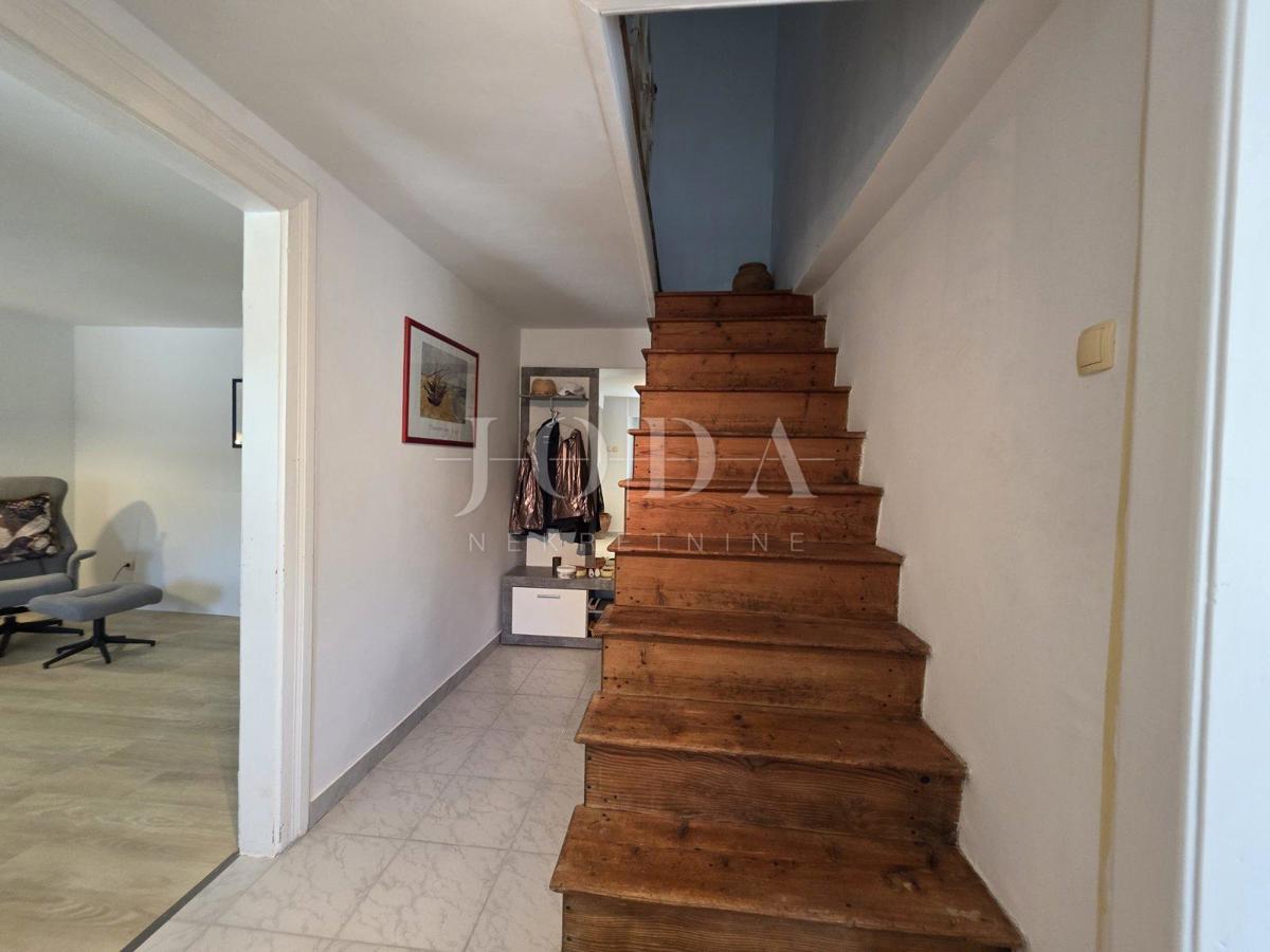 Crikvenica – Casa ristrutturata con vista mare nell’entroterra tranquillo