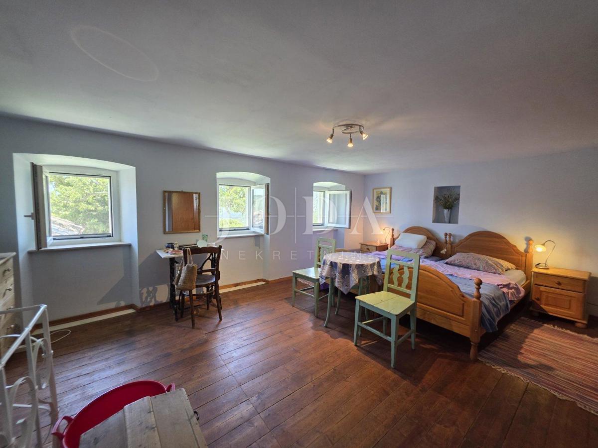 Crikvenica – Casa ristrutturata con vista mare nell’entroterra tranquillo