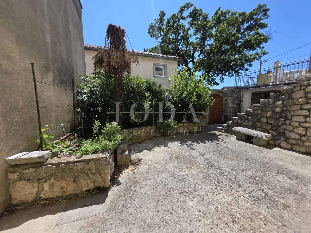 Crikvenica – Casa ristrutturata con vista mare nell’entroterra tranquillo