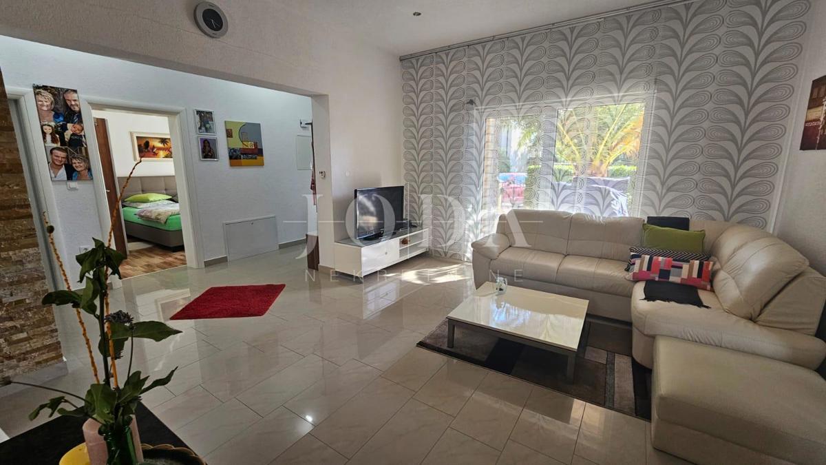 Appartamento JADRANOVO con garage, cucina estiva e taverna