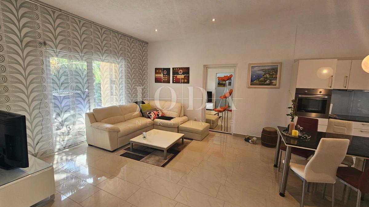 Appartamento JADRANOVO con garage, cucina estiva e taverna