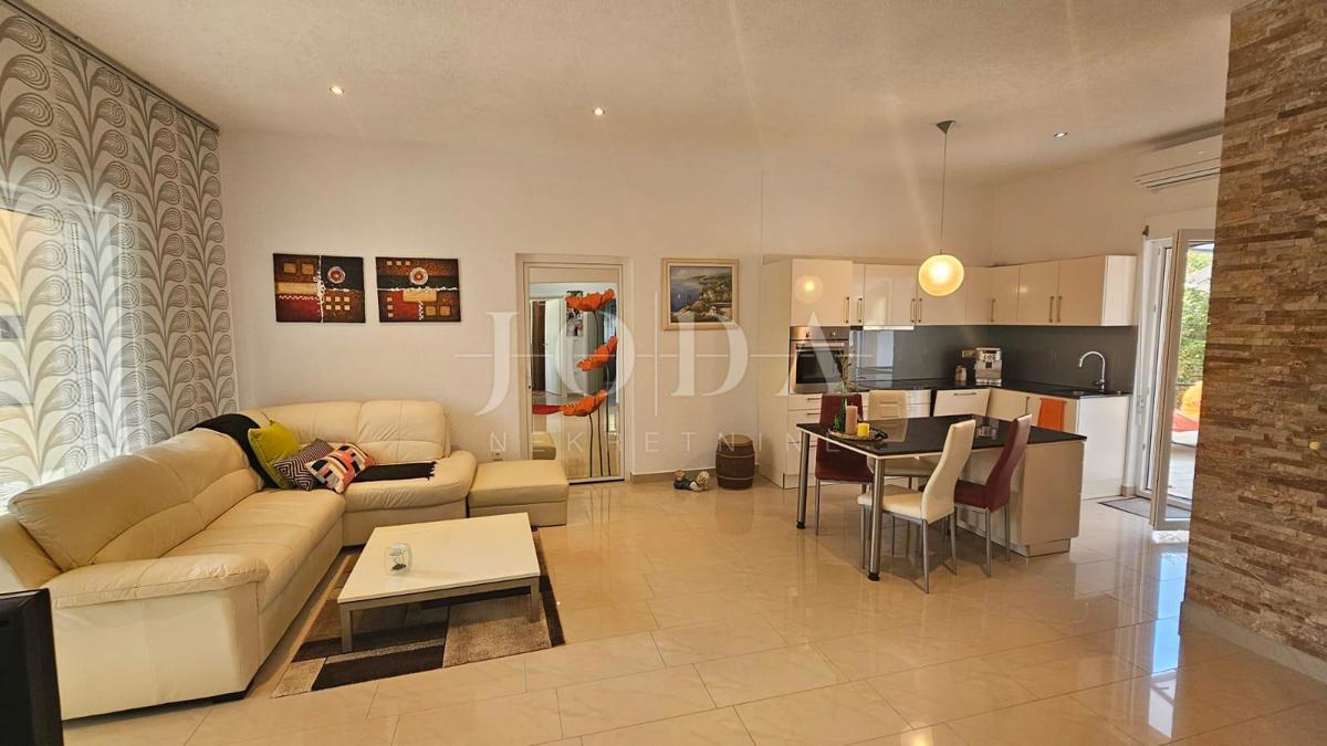 Appartamento JADRANOVO con garage, cucina estiva e taverna