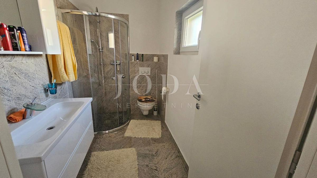 Appartamento JADRANOVO con garage, cucina estiva e taverna